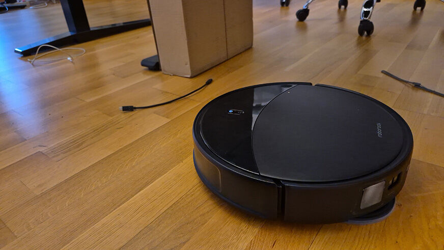 Der Saros 20 erkennt ein Hindernis (Kabel und Spielzeug) und umfährt es präzise.